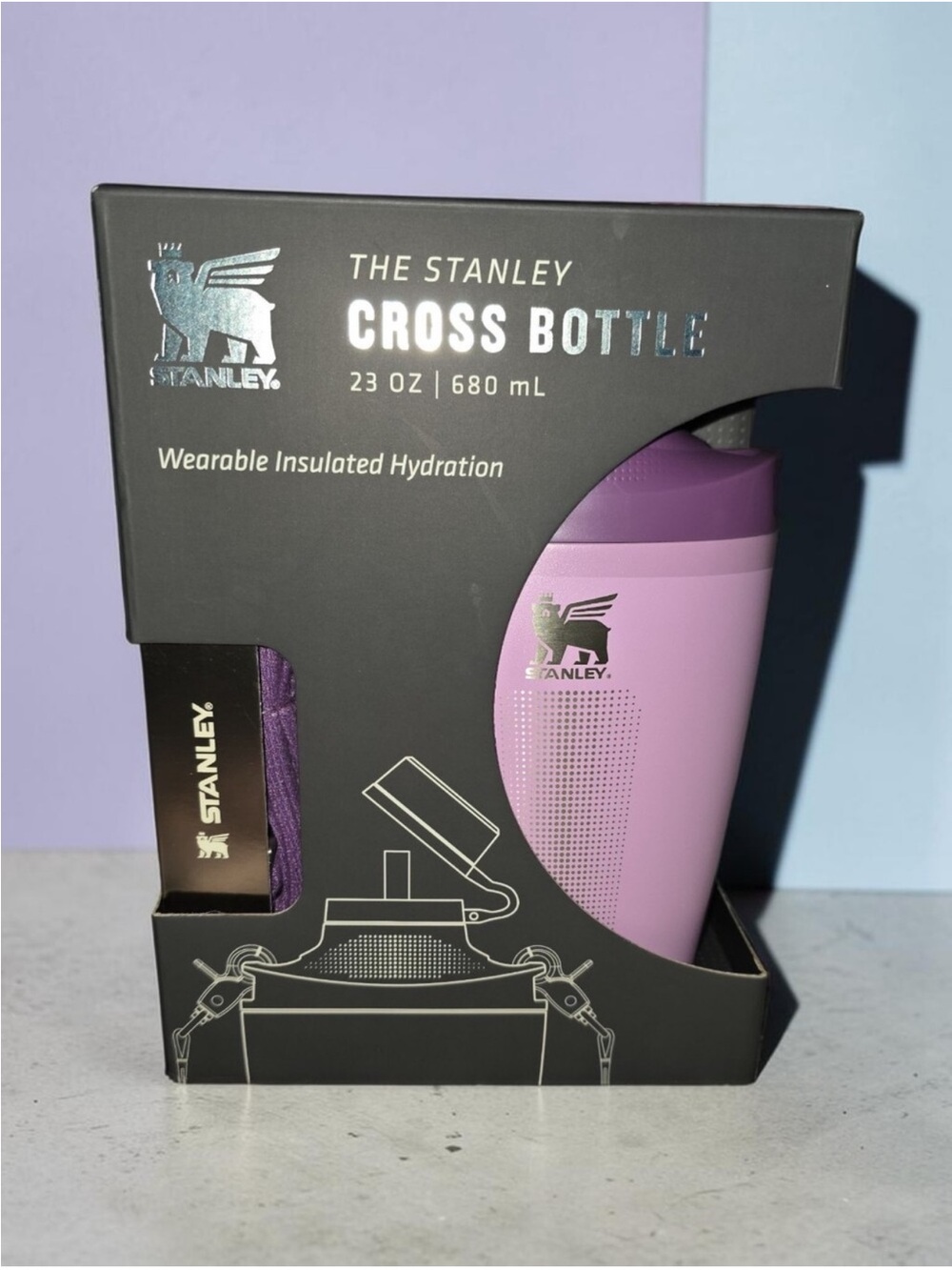 23 Oz Stanley Cross Bottle in Lilac features a jacquard crossbody strap - Picture 1 of 2